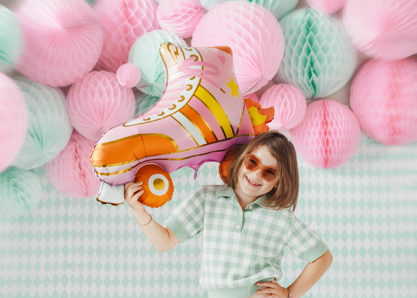 Retro roller skate foil balloon in pink and orange – fun 80s themed party decor