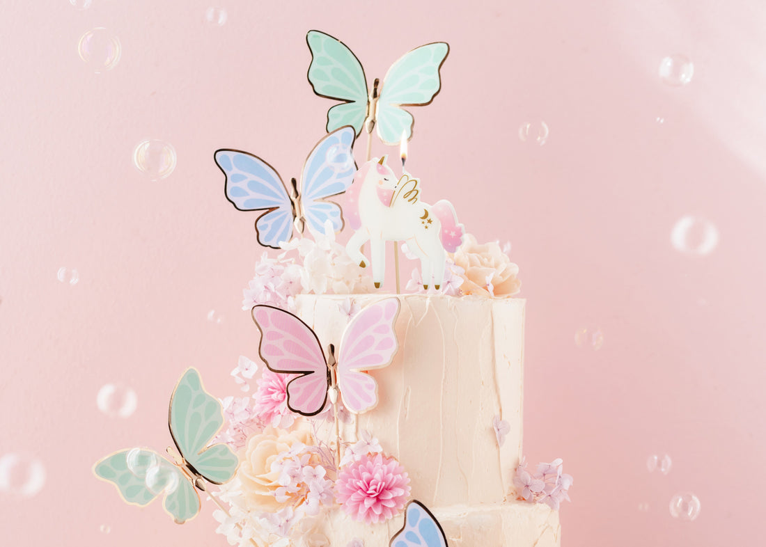 The Smallest Detail That Finishes a Cake and a Cupcake