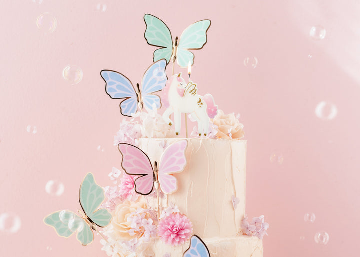 The Smallest Detail That Finishes a Cake and a Cupcake