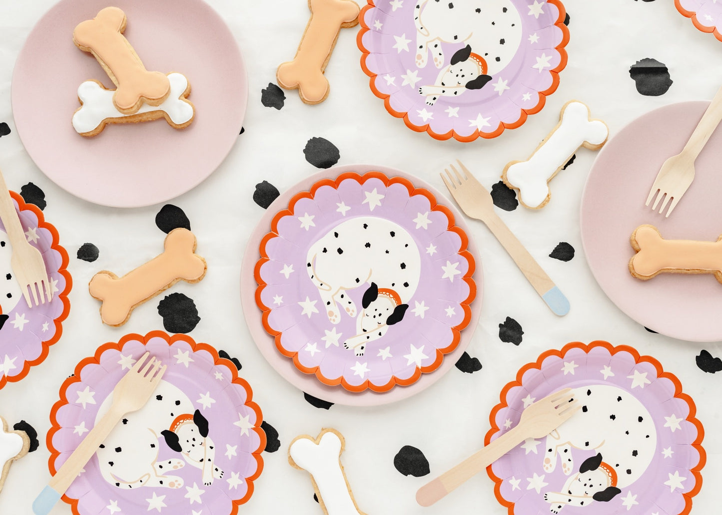 Round paper plates with scalloped edge featuring cute Dalmatian puppy and stars, perfect for dog-themed parties and kids' birthday celebrations