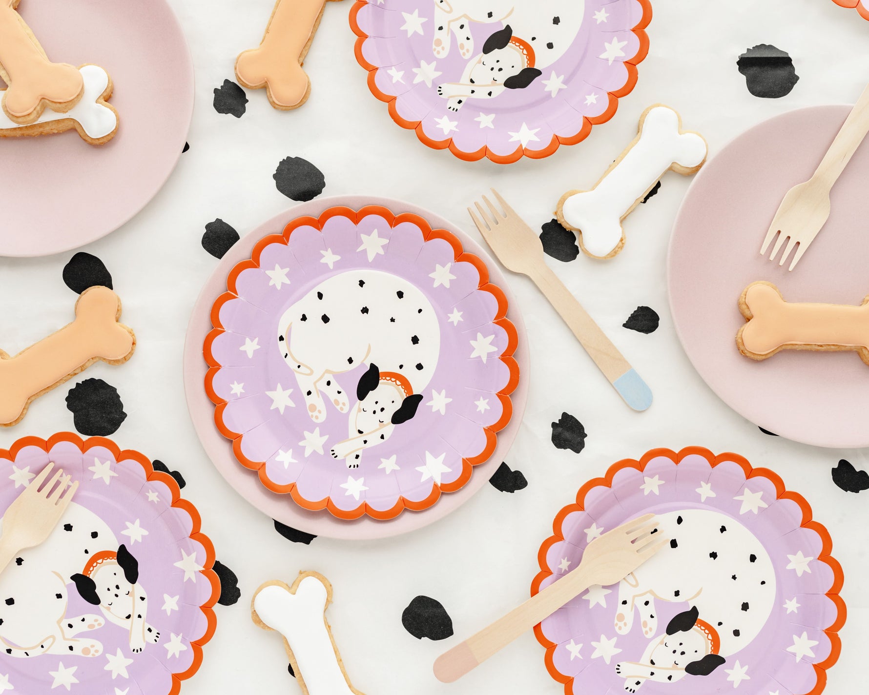 Paper plates with dog-themed designs 