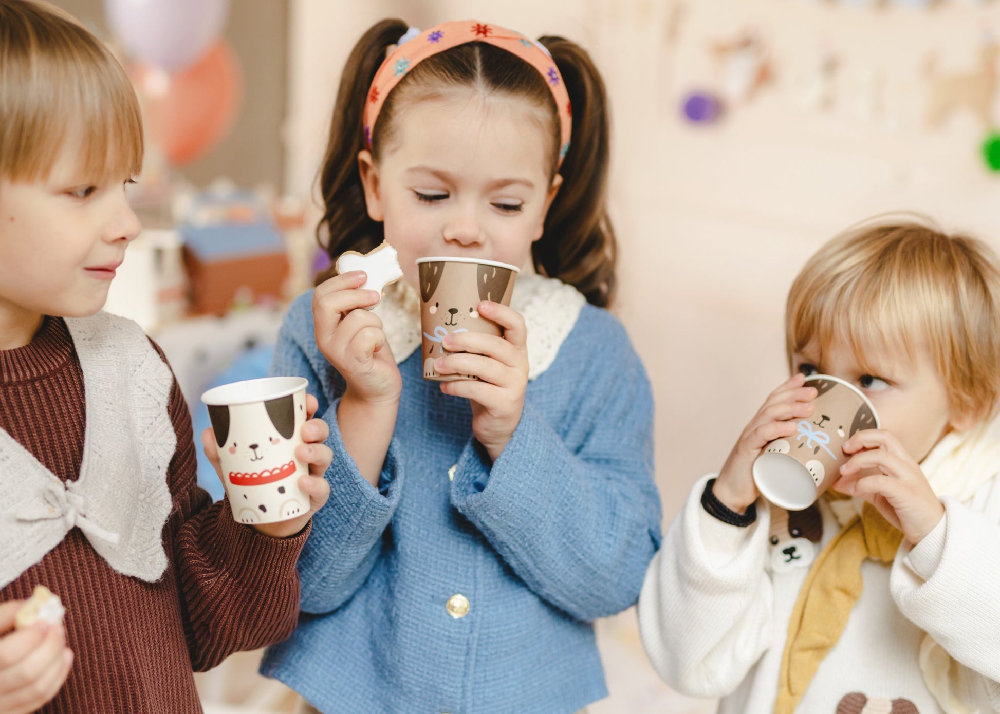 Dog-themed paper cups featuring cute illustrated puppies, ideal for birthday parties, pet parties and kids' table decorations