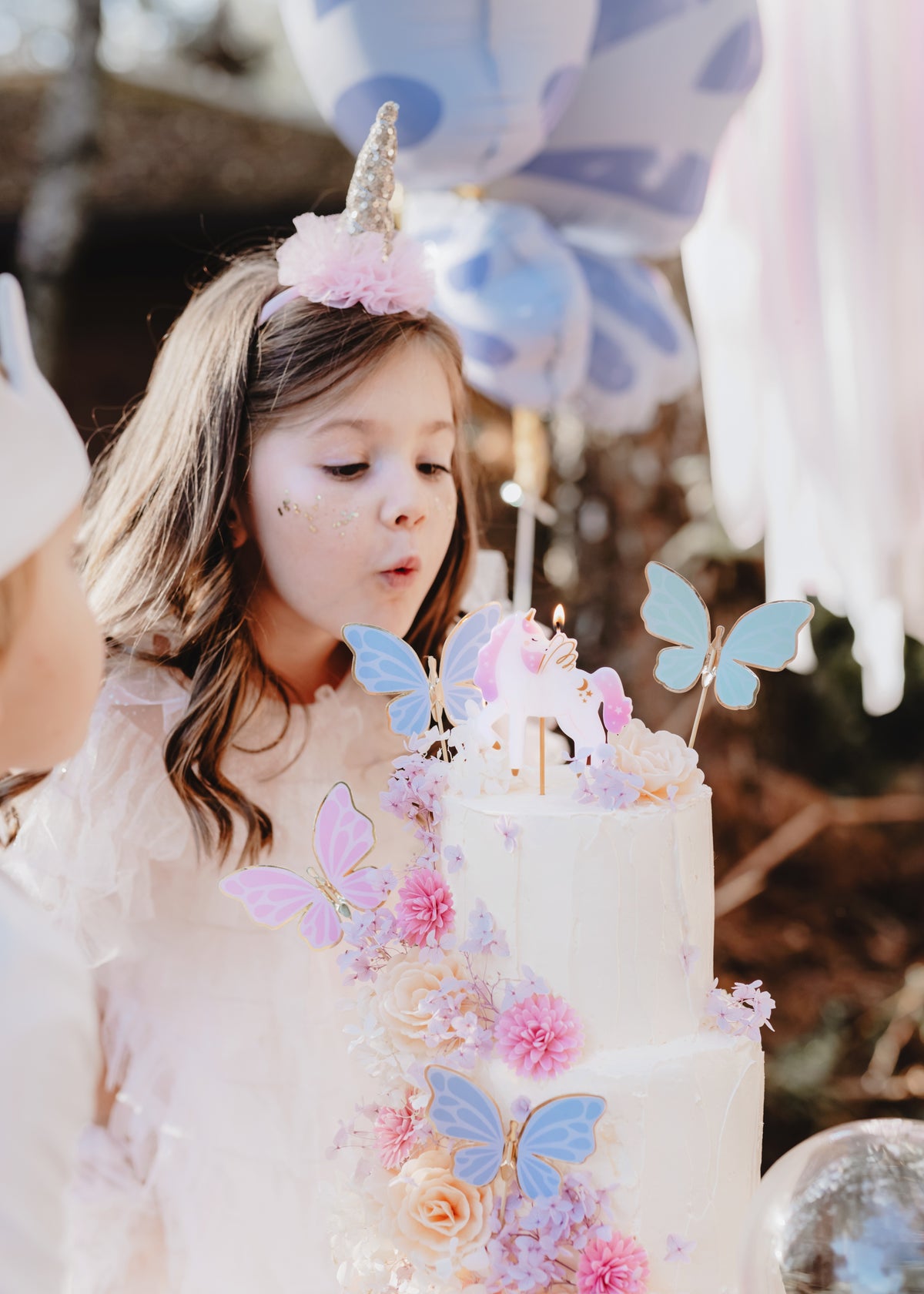 Unicorn-shaped birthday candle with gold accents – magical cake topper